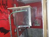 un micro-ondes posé sur une étagère dans une salle de bains