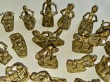 de nombreuses figurines en or de tailles et de formes variées