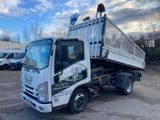 un camion blanc garé sur le parking