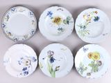 six assiettes ornées de motifs floraux variés sur un fond blanc