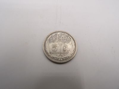 gros plan d'une pièce d'argent sur une surface blanche