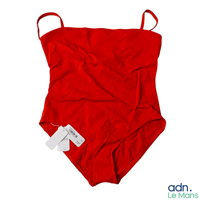 une photo d'un maillot de bain rouge avec ses étiquettes