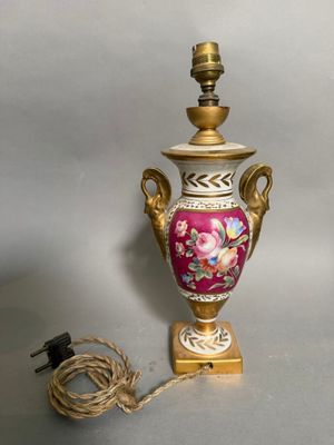 une lampe posée sur une table à côté d'un cordon