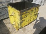 une boîte jaune posée par terre
