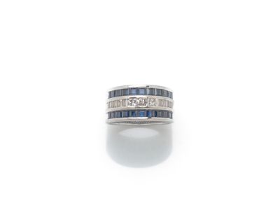 gros plan d'une bague en diamant et saphir sur une surface blanche