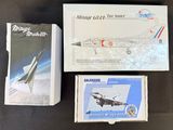 trois jouets emballés, dont une maquette d'avion de chasse et une autre maquette d'avion de chasse