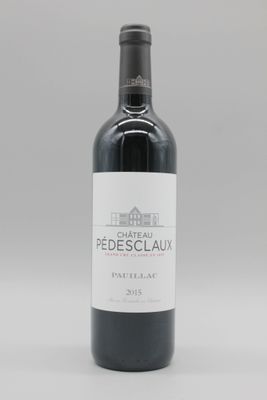 une bouteille de vin rouge posée sur une table blanche