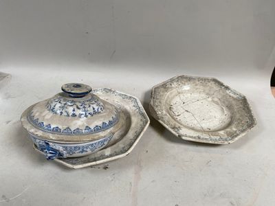 paire d'assiettes anciennes bleues et blanches avec couvercles