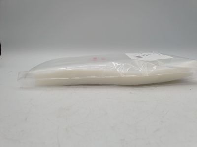 un sac en plastique contenant un morceau de nourriture