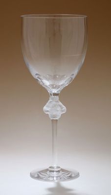 un verre à vin posé sur une table