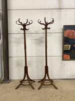 THONET dans le goût de : Deux porte-manteaux en bois courbé … (photo 3)