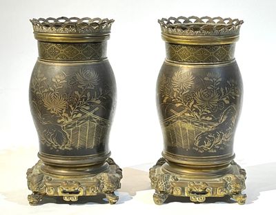 deux vases posés côte à côte sur une table