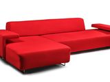 canapé rouge avec méridienne et pouf sur fond blanc