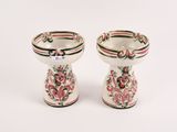 deux vases blancs et roses posés l'un à côté de l'autre
