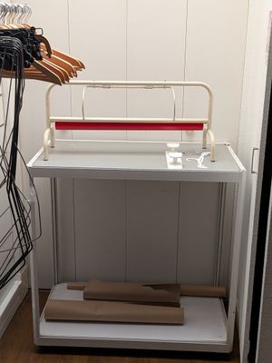 une photo d'un placard avec des vêtements suspendus à des cintres