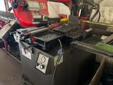la photo d'une machine qui se trouve dans un garage