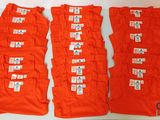 quatre paires de pantalons orange posées sur une table blanche