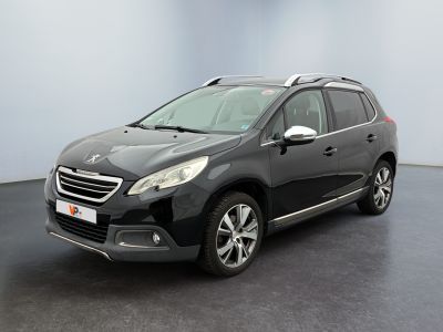 La voiture noire est garée dans une grande pièce au sol noir.