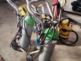 un vélo sur lequel sont fixées plusieurs bouteilles de gaz