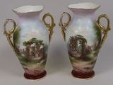 deux vases posés sur une table