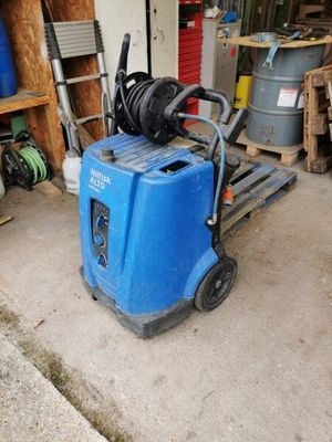 une machine bleue qui se trouve dans le garage