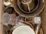 une boîte remplie d'articles et d'ustensiles de cuisine variés