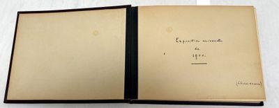 un livre ouvert posé sur une table blanche, à côté d'une tasse