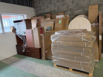 de nombreux cartons empilés sur une palette