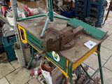 une pièce où il y a beaucoup d'outils par terre