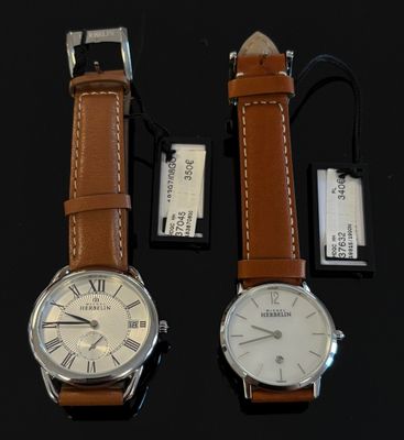 deux montres assises l'une à côté de l'autre sur une table