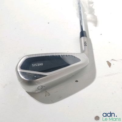 un gros plan d'un fer de golf posé sur une table