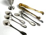 many spoons and spoon spoons that are sitting on a table