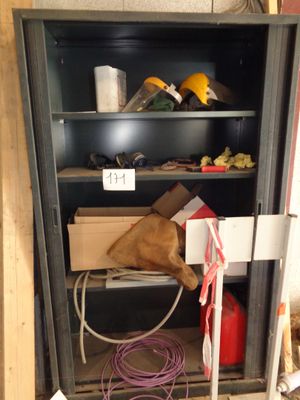 une armoire qui contient tout un tas d'outils