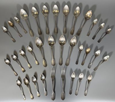 plusieurs cuillères et cuillères à soupe disposées en cercle