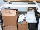 un chariot sur lequel sont empilées de nombreuses caisses