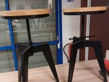 deux tabourets posés sur une table dans une pièce