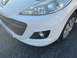 un gros plan d'une voiture blanche garée sur un parking