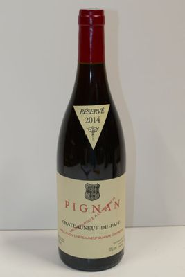 une bouteille de vin posée sur une table