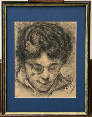 On voit le dessin du visage d'une femme dans un cadre