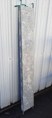 un grand bloc de béton adossé à un mur