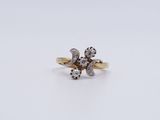 gros plan d'une bague en diamant sur une surface blanche