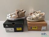 une paire de chaussures pour tout-petits dans une boîte posée sur une surface blanche