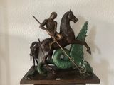une statue représentant un homme à cheval chevauchant un dragon