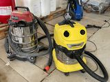 un aspirateur jaune et noir et un bidon rouge et blanc posés par terre