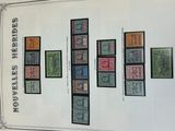une photo d'une collection de timbres sur un mur