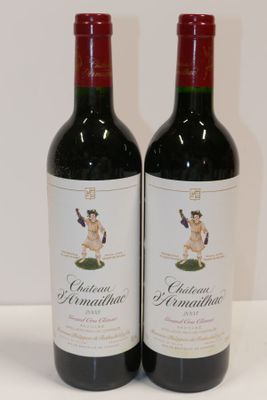deux bouteilles de vin rouge posées l'une à côté de l'autre sur une table