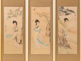 Trois tableaux représentant des femmes en costume traditionnel chinois sont accrochés au mur.