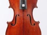 gros plan d'un violon avec un archet sur fond blanc