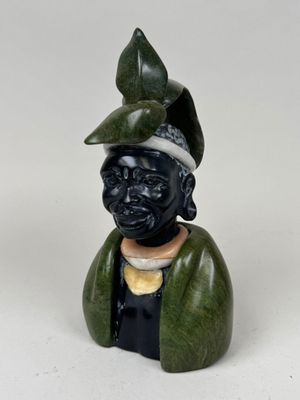 une image représentant une figurine d'un homme portant un chapeau sur la tête