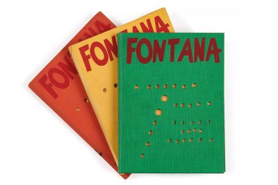trois livres sont empilés sur une surface blanche